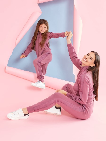 Vásárolja Meg A Bordó Megjelenést, Találjon új Trendet