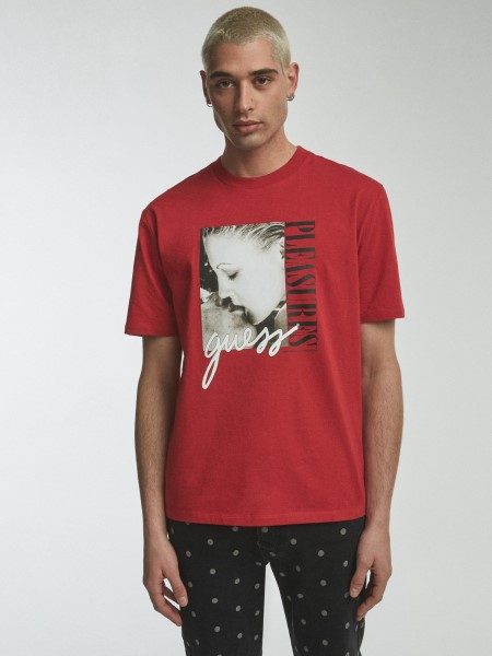 Piros Helyezett Nyomtatott Póló Találgatás